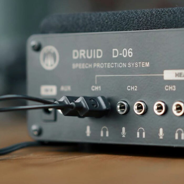 DRUID D-06 Back View Showing Headphone Jacks
